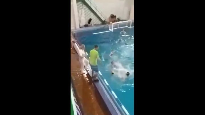В Москве тренер по водному поло в бассейне подрался с игроком команды соперника 